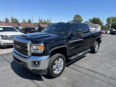 Used 2019 GMC Sierra 2500 SLE w/ SLE Preferred Package AWD/4WD image 3