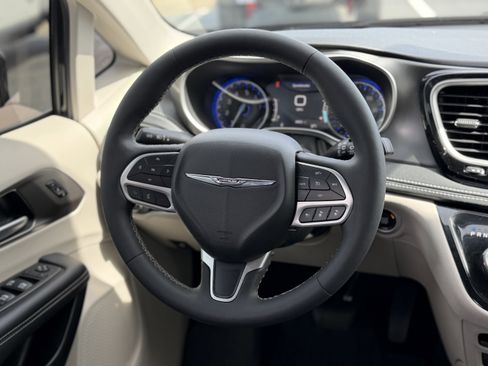 Used 2024 Chrysler Pacifica Touring-L w/ Uconnect Theater Family Group image 13