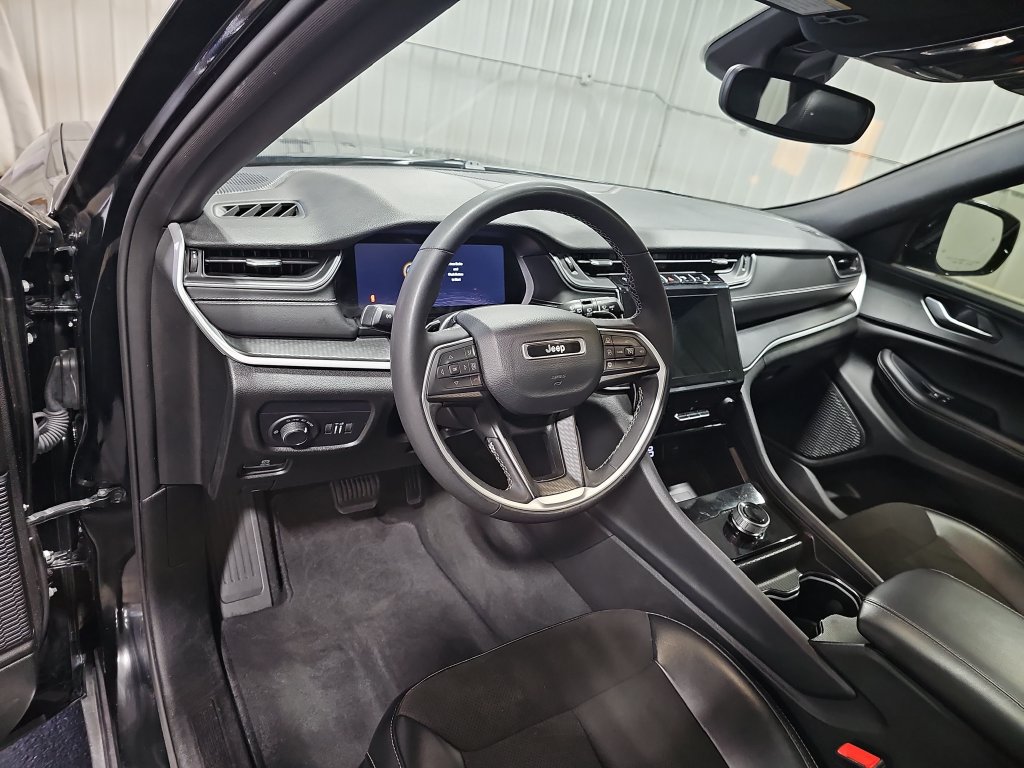 Used 2024 Jeep Grand Cherokee Altitude AWD/4WD image 15