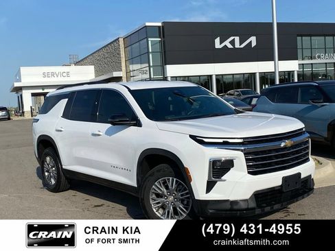 Used 2024 Chevrolet Traverse LT FWD image 1