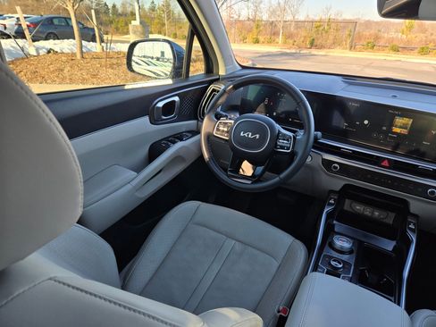 Certified 2025 Kia Sorento EX w/ EX Panoramic Sunroof Package image 9