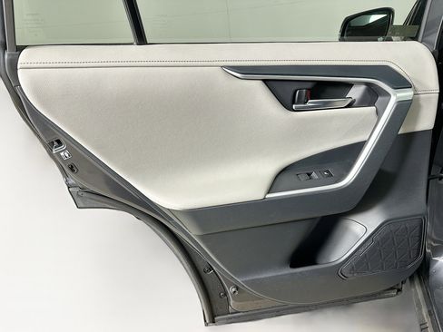 Used 2019 Toyota RAV4 Limited image 27