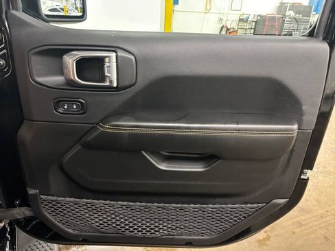 Used 2024 Jeep Wrangler Unlimited Sahara w/ Technology Group AWD/4WD image 18