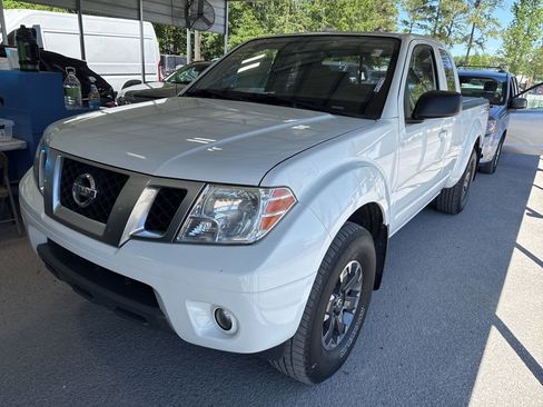 Used 2017 Nissan Frontier PRO-4X w/ Pro-4x Graphics Package image 2