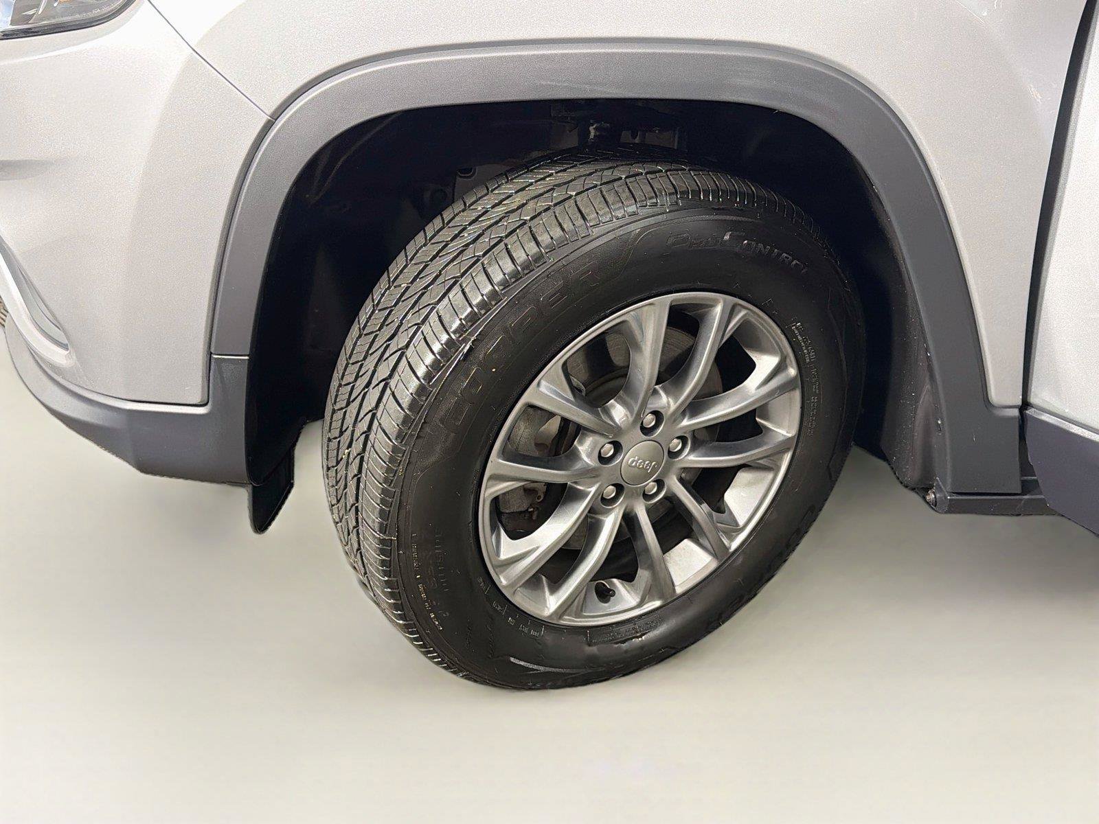 Used 2020 Jeep Cherokee Latitude Plus w/ Comfort/Convenience Group AWD/4WD image 35