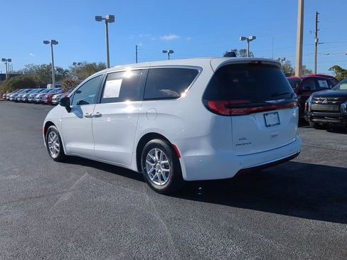 Used 2024 Chrysler Pacifica Touring-L image 8