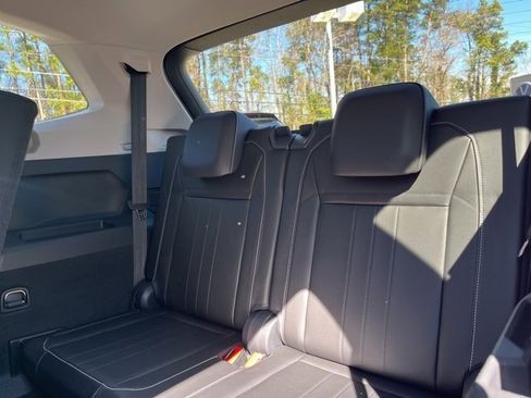 Used 2023 Volkswagen Tiguan SE w/ Panoramic Sunroof Package image 14