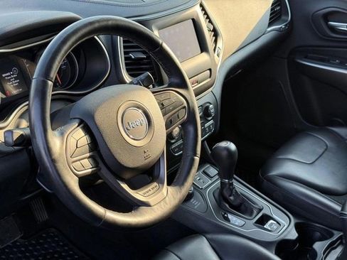 Used 2019 Jeep Cherokee Latitude Plus w/ Cold Weather Group AWD/4WD image 17