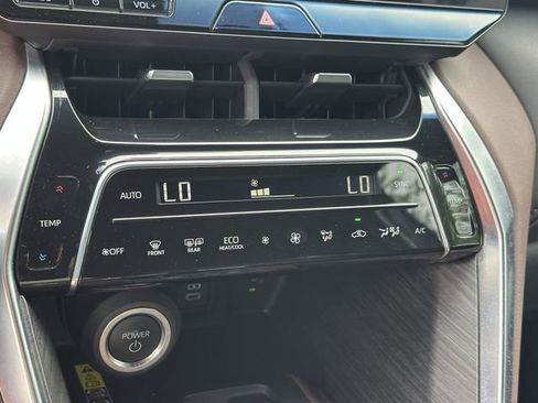 Used 2024 Toyota Venza XLE AWD/4WD image 19