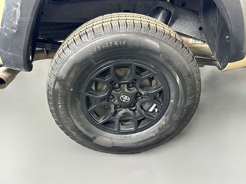 Used 2020 Toyota Tacoma SR w/ SX Package image 32