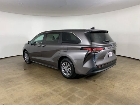 Used 2021 Toyota Sienna XLE FWD image 16
