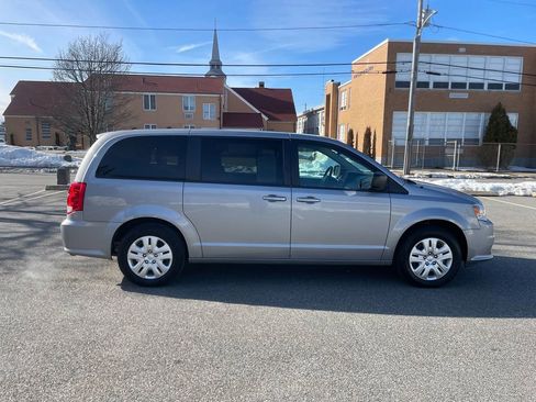 Used 2018 Dodge Grand Caravan SE w/ UConnect Hands-Free Group image 4