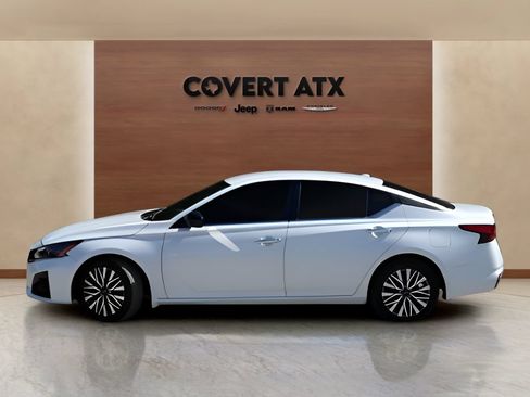 Used 2024 Nissan Altima 2.5 SV FWD image 2