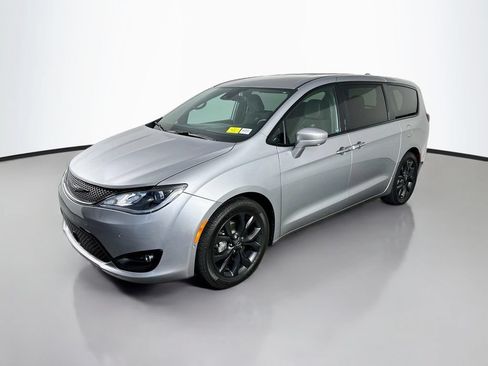 Used 2019 Chrysler Pacifica Touring Plus w/ Advanced Safetytec Group FWD image 3