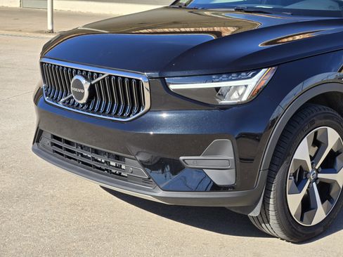 Used 2025 Volvo XC40 B5 Core w/ Protection Package Premier image 12