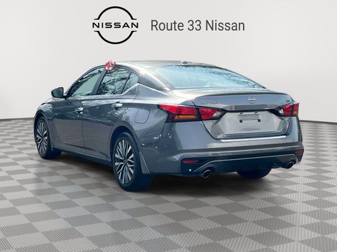 Used 2023 Nissan Altima 2.5 SV w/ SV Premium Package image 3