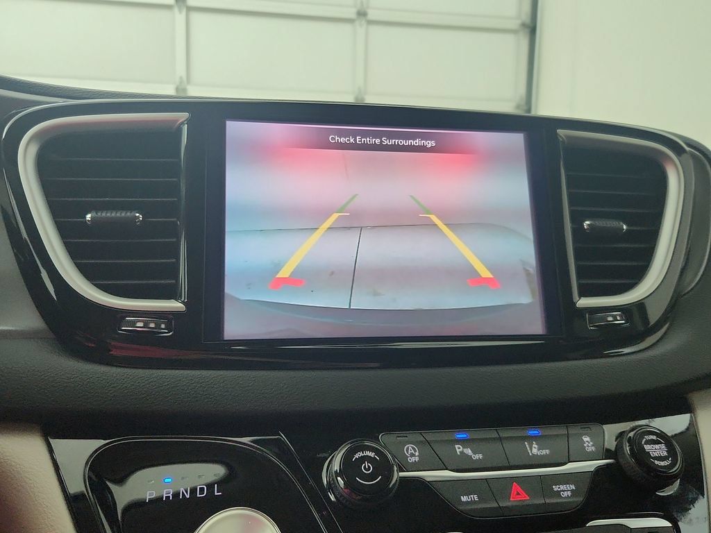 Certified 2024 Chrysler Pacifica Touring-L FWD image 28