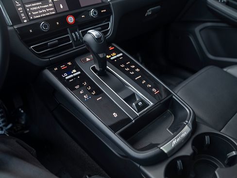 Certified 2025 Porsche Macan AWD/4WD image 13