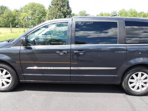 Used 2013 Chrysler Town & Country Touring FWD image 32