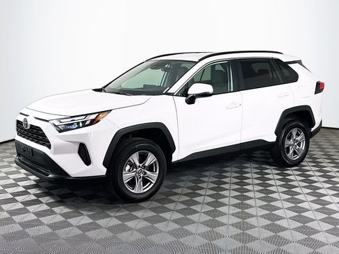 Used 2025 Toyota RAV4 XLE FWD image 4