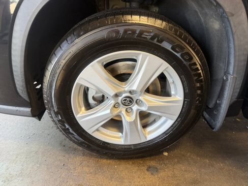 Used 2021 Toyota Highlander LE AWD/4WD image 31