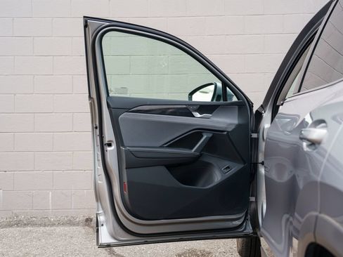 Used 2025 Volkswagen Tiguan SE w/ Panoramic Sunroof Package AWD/4WD image 15