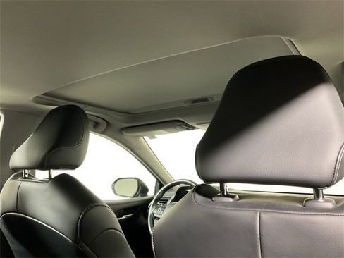 Used 2020 Toyota Camry SE image 2