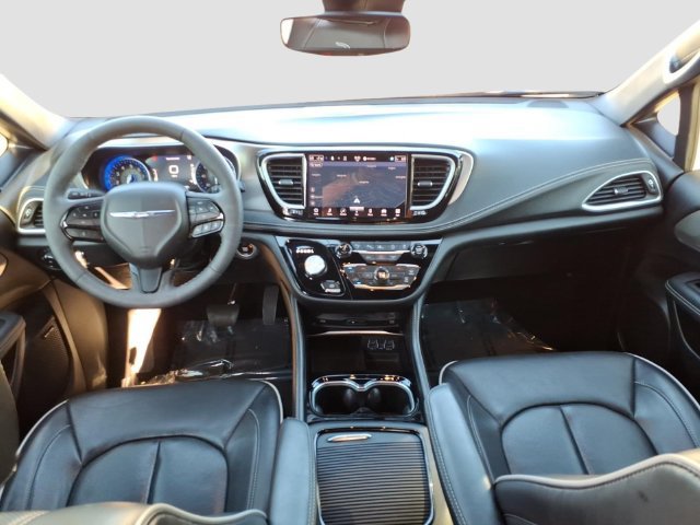 Used 2024 Chrysler Pacifica Limited w/ Uconnect Theater Family Group FWD image 34
