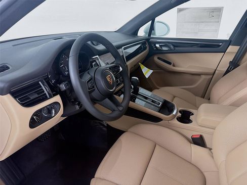 New 2026 Porsche Macan AWD/4WD image 4