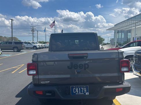 Used 2025 Jeep Gladiator Sport image 12