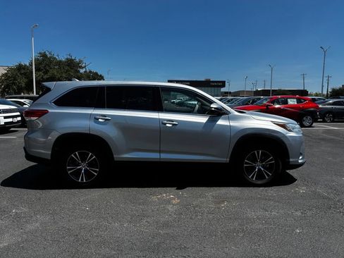 Used 2019 Toyota Highlander Plus FWD image 8