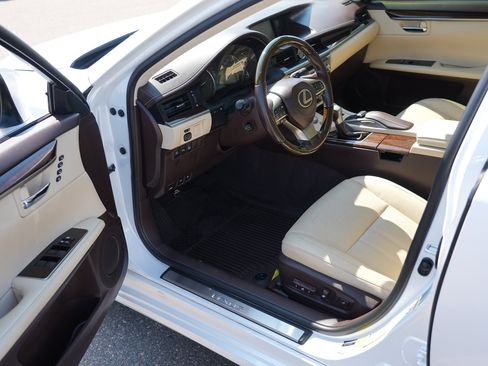 Used 2016 Lexus ES 350 w/ Luxury Package w/Wood Trim FWD image 15