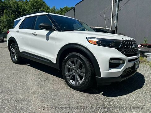 Used 2021 Ford Explorer XLT w/ Equipment Group 202A AWD/4WD image 5