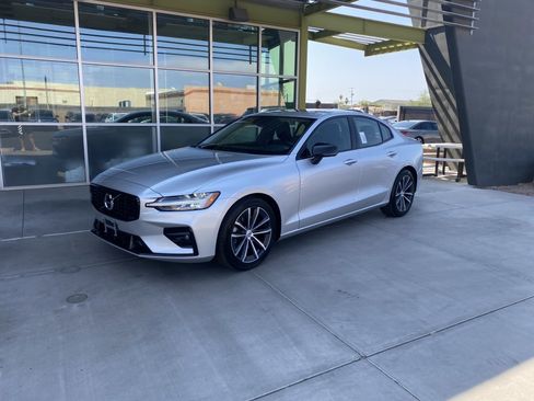 Used 2022 Volvo S60 B5 Momentum w/ Premium Package image 1