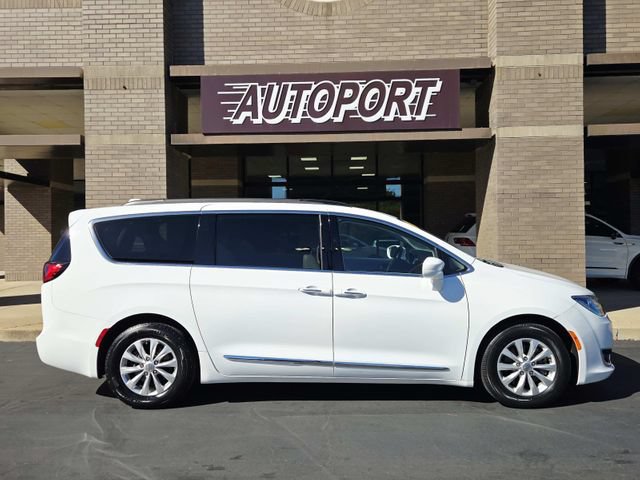 Used 2017 Chrysler Pacifica Touring-L w/ 13 Speaker Alpine Sound Group FWD image 2