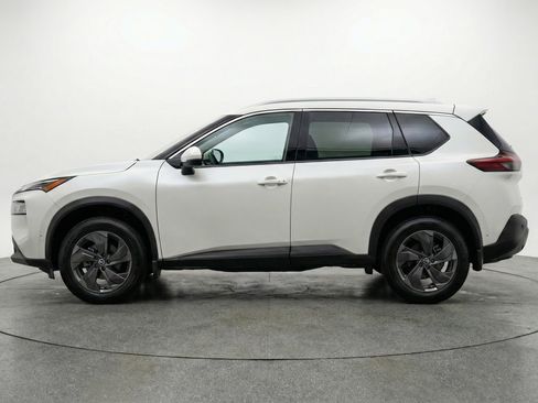 Used 2025 Nissan Rogue SV image 5