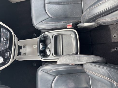 Used 2018 Chrysler Pacifica Touring-L FWD image 19