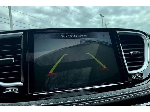 Used 2023 Chrysler Pacifica Limited FWD image 29
