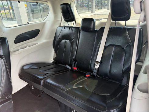 Used 2022 Chrysler Pacifica Touring-L FWD image 16