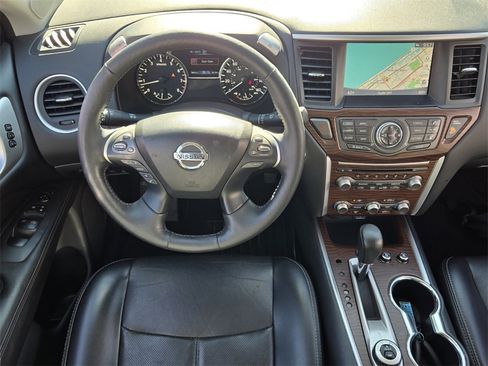 Used 2019 Nissan Pathfinder Platinum image 14
