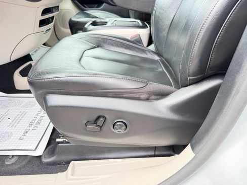 Used 2022 Chrysler Pacifica Touring-L FWD image 15