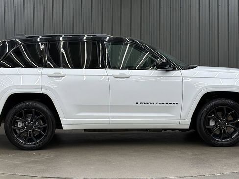 Used 2023 Jeep Grand Cherokee 30th Anniversary AWD/4WD image 6