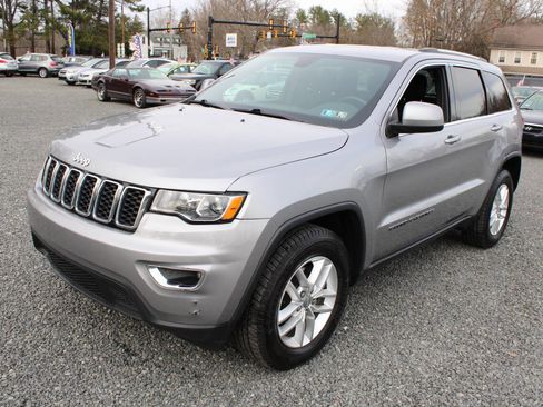 Used 2017 Jeep Grand Cherokee Laredo w/ Quick Order Package 23E image 2