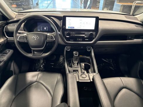 Used 2025 Toyota Grand Highlander AWD image 12