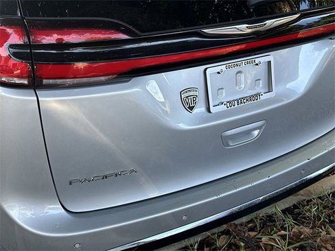 Used 2024 Chrysler Pacifica Touring-L image 22