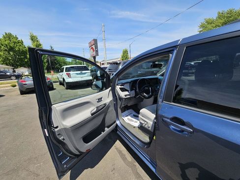 Used 2015 Toyota Sienna LE FWD image 18