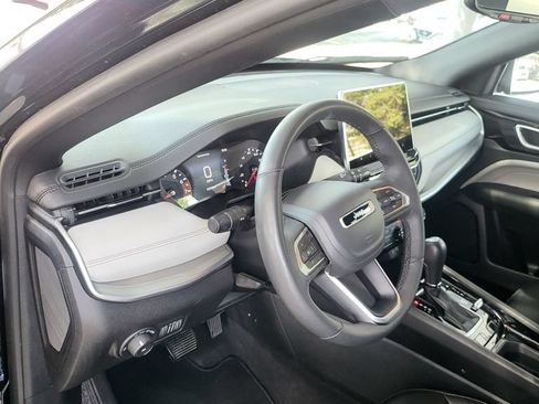 Used 2025 Jeep Compass Limited AWD/4WD image 3