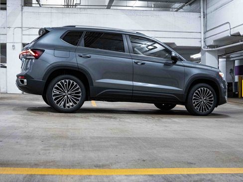 New 2025 Volkswagen Taos SE image 7