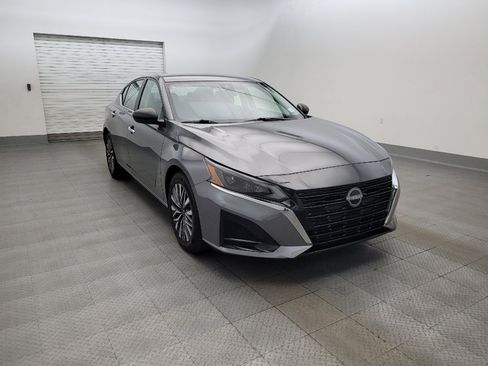Used 2024 Nissan Altima 2.5 SV FWD image 13