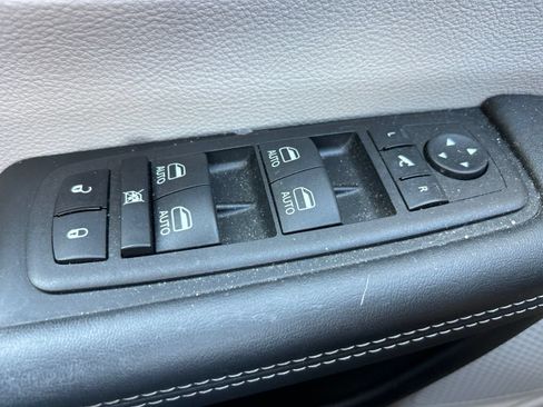 Used 2023 Chrysler Pacifica Limited AWD/4WD image 24